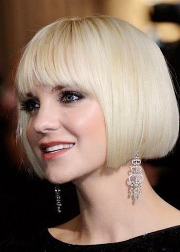 Κοντό τετράγωνο καρέ με αφέλειες σε ξανθά μαλλιά 