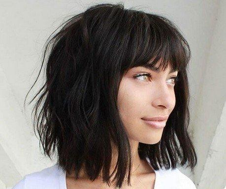 Τετράγωνο καρέ με αφέλειες σε μαύρα φιλαριστά σπαστά μαλλιά 