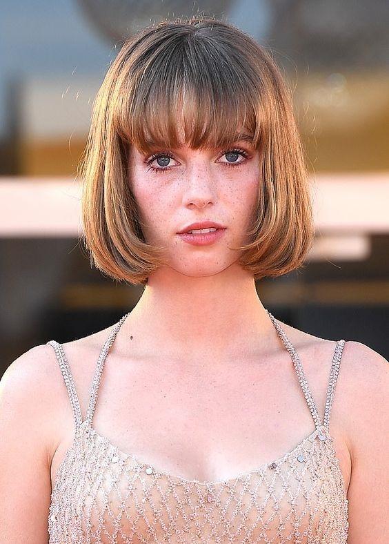 Κοντό τετράγωνο καρέ σε ξανθά μαλλιά με αφέλειες 