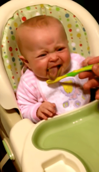 Ξεκαρδιστικό: Μωρό δοκιμάζει για πρώτη φορά λαχανικά & λέει την πρώτη του λέξη
