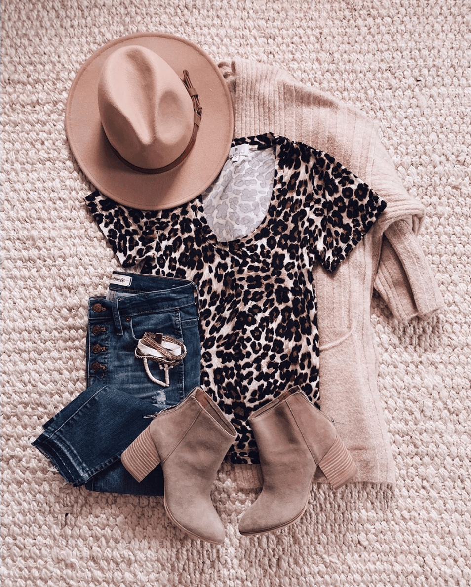 Μπεζ ζακέτα με animal print μπλούζα, μπεζ παντελόνι, jean παντελόνι και μπεζ μποτάκια