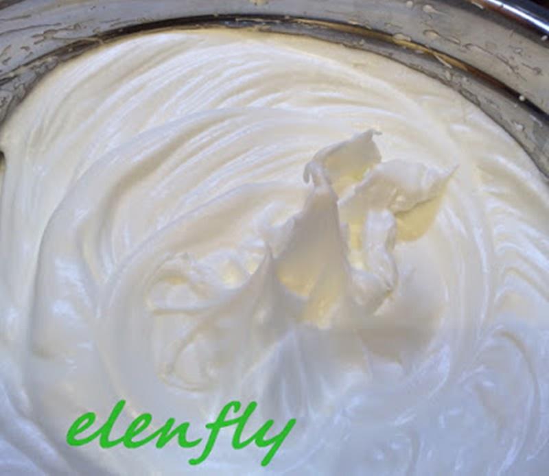 Χριστουγεννιάτικος κορμός με σαντιγί & μαρμελάδα βατόμουρου συνταγή