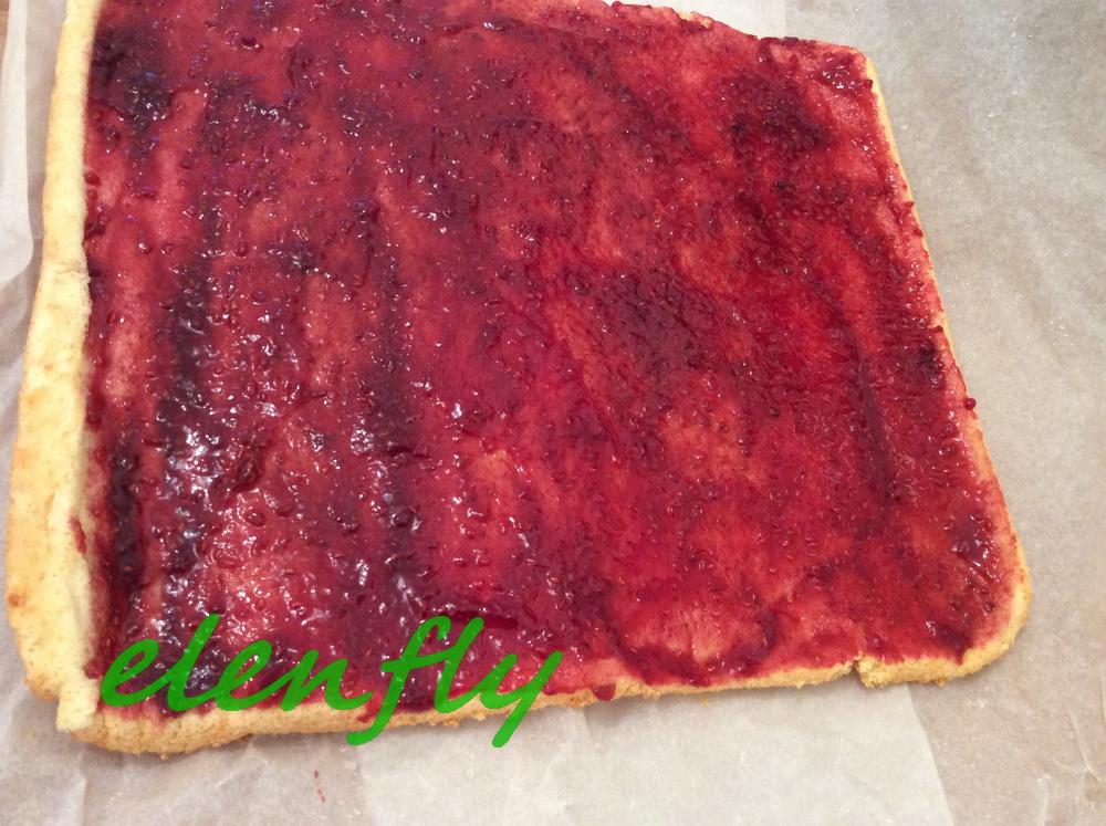 Χριστουγεννιάτικος κορμός με σαντιγί & μαρμελάδα βατόμουρου συνταγή