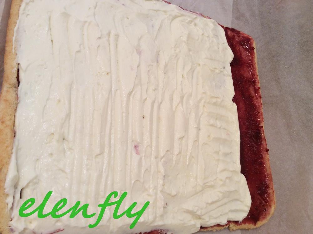 Χριστουγεννιάτικος κορμός με σαντιγί & μαρμελάδα βατόμουρου συνταγή