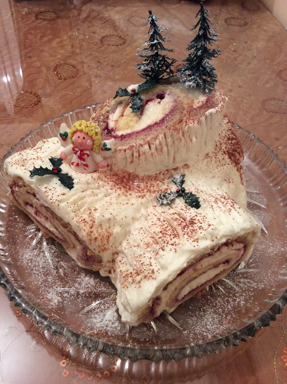 Χριστουγεννιάτικος κορμός με σαντιγί & μαρμελάδα βατόμουρου συνταγή