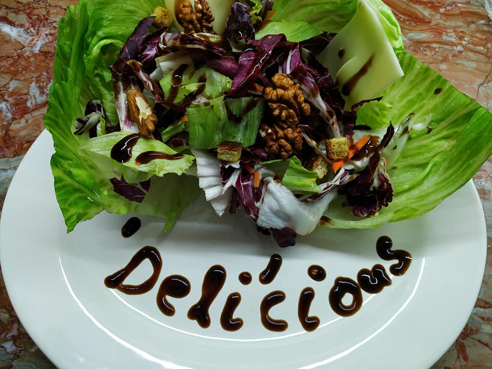 Γιορτινή σαλάτα με iceberg και μπαλσάμικο.