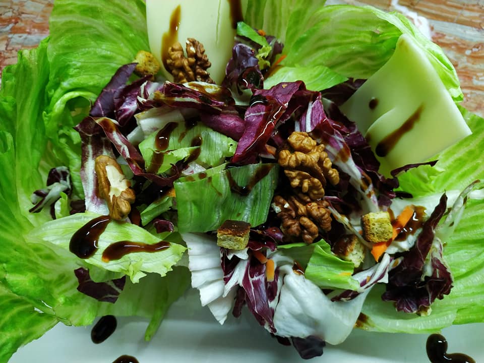 Γιορτινή σαλάτα με φύλλα iceberg, μπαλσάμικο, κίτρινο τυρί & καρύδια συνταγή