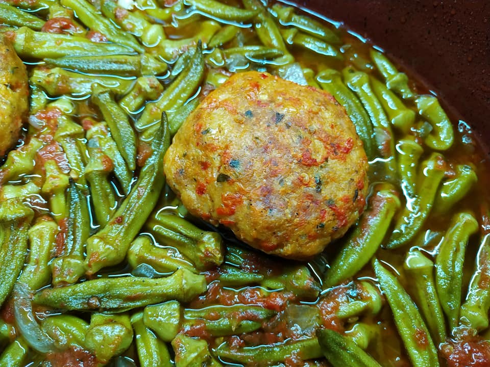 Μπιφτέκια κοτόπουλου με μπάμιες στον φούρνο _