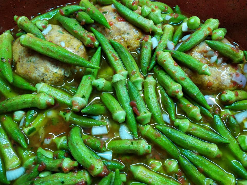 Μπιφτέκια κοτόπουλου με κοκκινιστές μπάμιες στον φούρνο συνταγή