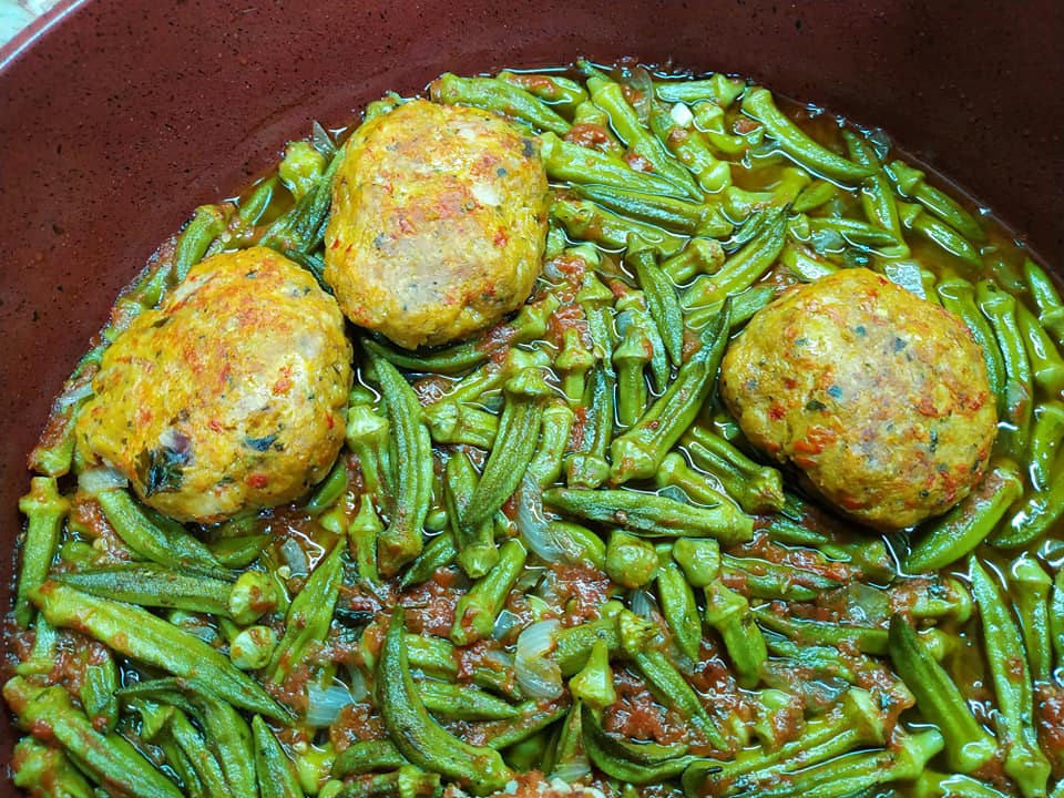 Μπιφτέκια κοτόπουλου μπάμιες στο ταψί συνταγή_