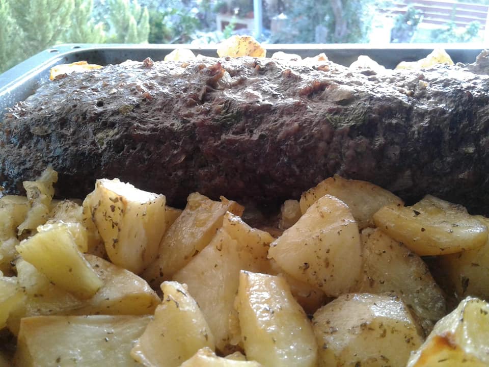 Ρολό κιμά με μπέικον και πατάτες στον φούρνο