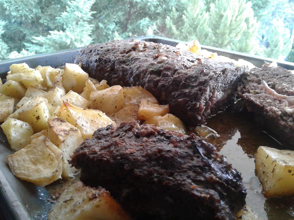 Ρολό κιμά με μπέικον και πατάτες στον φούρνο