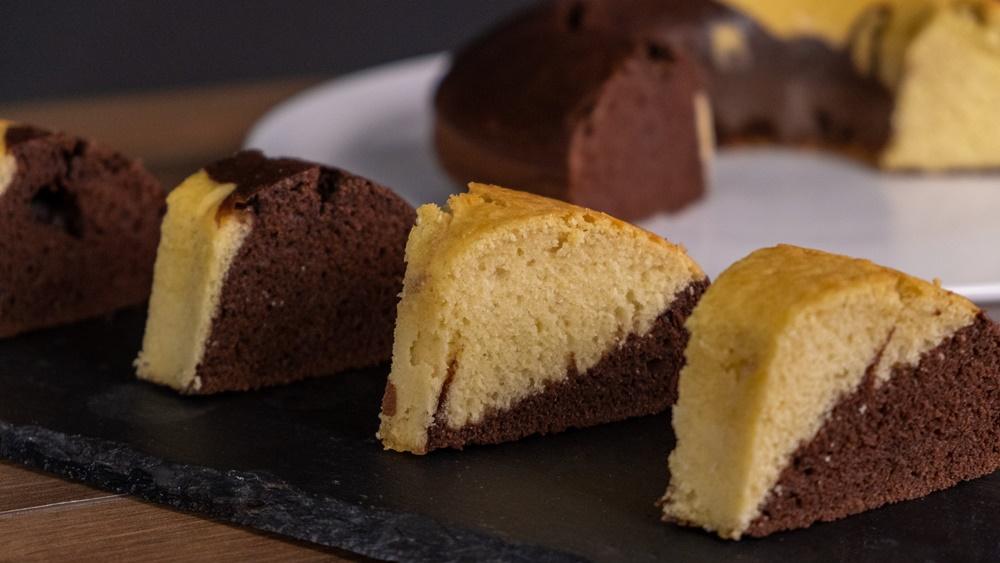 Δίχρωμο κέικ με σοκολάτα – Χωρίς μίξερ & έτοιμο σε 10 λεπτά συνταγή