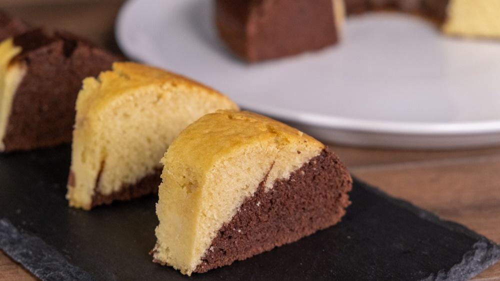 Δίχρωμο κέικ με σοκολάτα – Χωρίς μίξερ & έτοιμο σε 10 λεπτά συνταγή