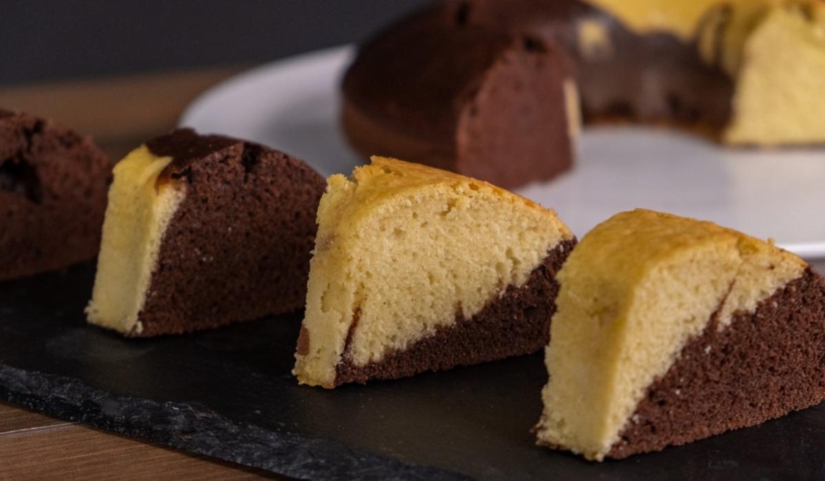 Δίχρωμο κέικ με σοκολάτα – Χωρίς μίξερ & έτοιμο σε 10 λεπτά