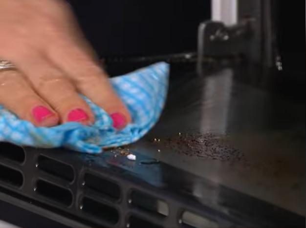 clean tip για να καθαρίσουμε την πόρτα του φούρνου με κάψουλα για το πλυντήριο πιάτων 