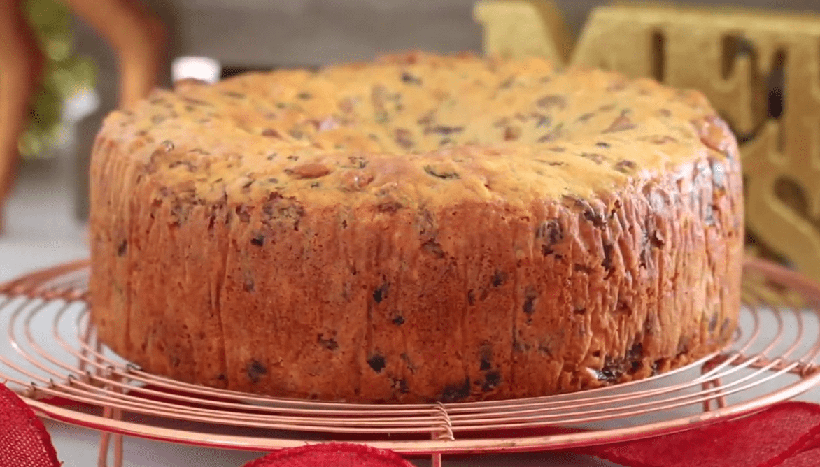 Χριστουγεννιάτικο κέικ χωρίς ζάχαρη και χωρίς αυγά μόνο με τρία υλικά