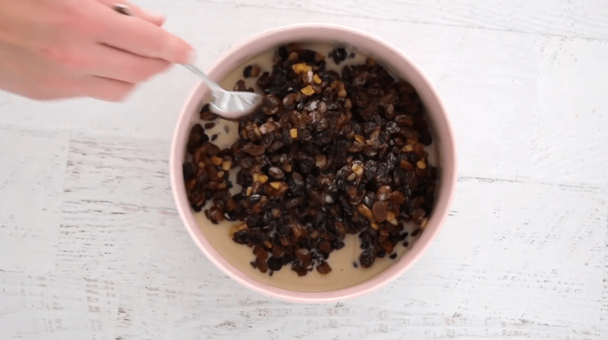 Χριστουγεννιάτικο κέικ χωρίς ζάχαρη και χωρίς αυγά μόνο με τρία υλικά