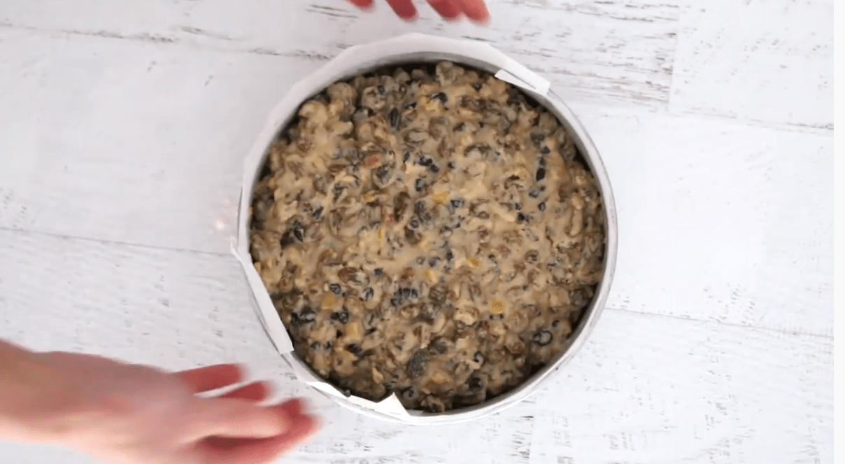 Χριστουγεννιάτικο κέικ χωρίς ζάχαρη και χωρίς αυγά μόνο με τρία υλικά