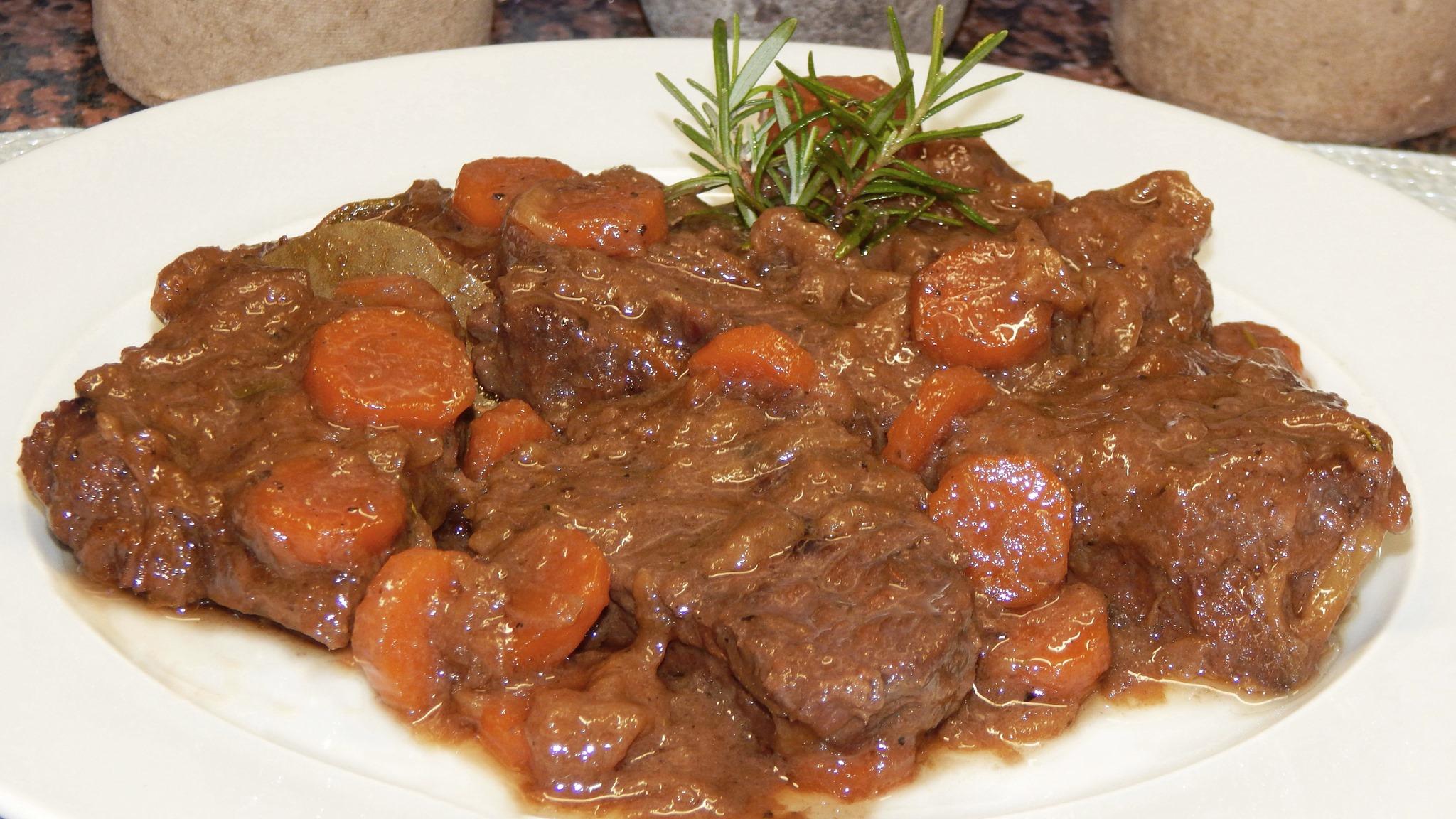Μοσχαράκι κοκκινιστό με μαυροδάφνη 