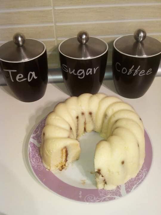 Λευκός σιμιγδαλένιος χαλβάς με μπισκότα και καρυδα