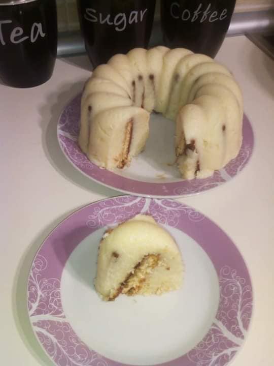 Λευκός σιμιγδαλένιος χαλβάς με μπισκότα και καρυδα Λευκός σιμιγδαλένιος χαλβάς με μπισκότα και καρυδα