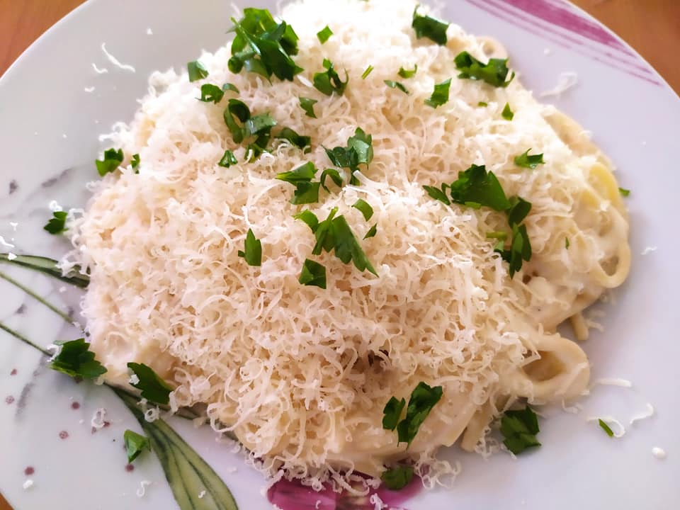 Συνταγή για μακαρονάδα με σάλτσα τυριών