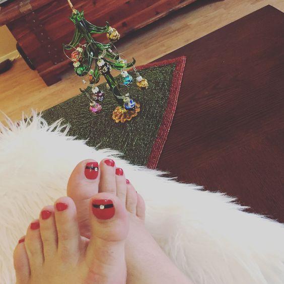 Κόκκινο χριστουγεννιάτικο πεντικιούρ με ζωγραφισμένη την ζώνη του Άγιου Βασίλη 