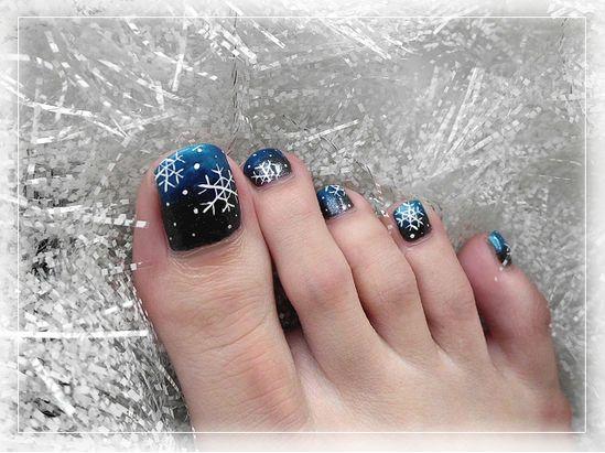Μπλε χριστουγεννιάτικο πεντικιούρ με ζωγραφισμένες χιονονιφάδες και αστέρια 