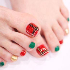 Καρό χριστουγεννιάτικο πεντικιούρ σε συνδυασμό με κόκκινα και πράσινα νύχια 