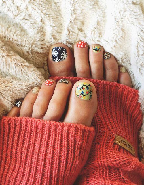 Χριστουγεννιάτικο πεντικιούρ με χιονονιφάδες και άλλα χριστουγεννιάτικα σχέδια 