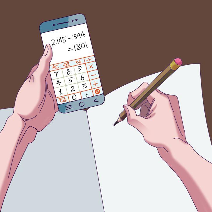 παιδί χρησιμοποιεί το κινητό καθώς κάνει τα μαθήματά του στο σπίτι 