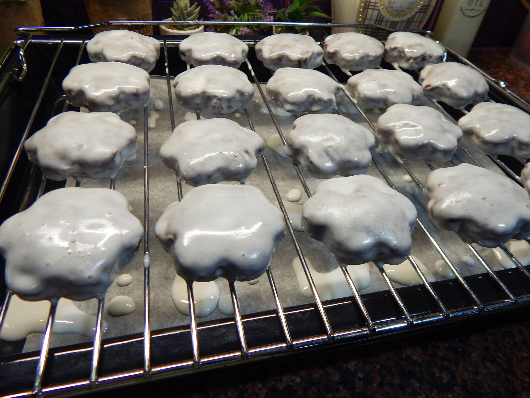 Αφράτα μπισκότα με φουντούκι και γλάσο λεμονιού συνταγή Αφράτα μπισκότα με φουντούκι και γλάσο λεμονιού συνταγή