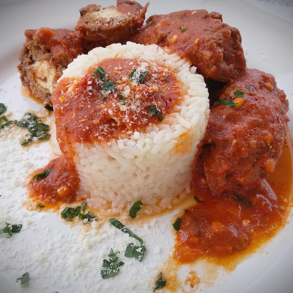 Συνταγή για φιλέτο μοσχάρι γεμιστό με υπέροχη κόκκινη σάλτσα