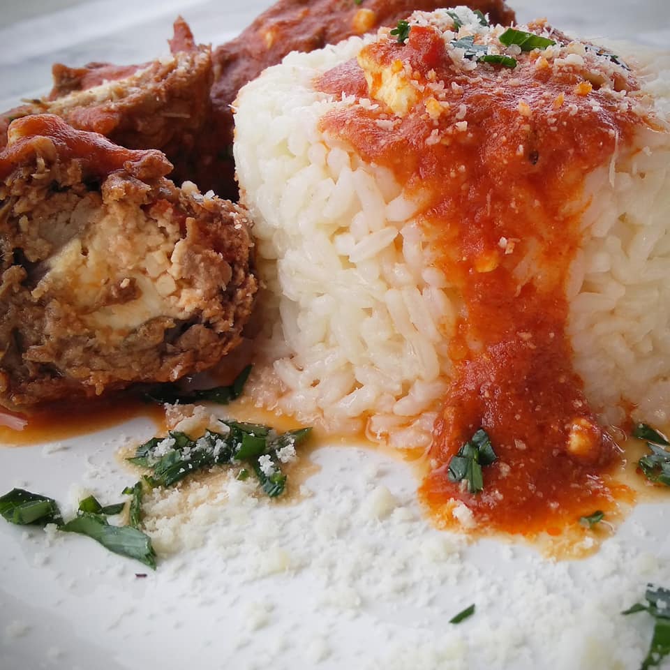 Συνταγή για φιλέτο μοσχάρι γεμιστό με υπέροχη κόκκινη σάλτσα