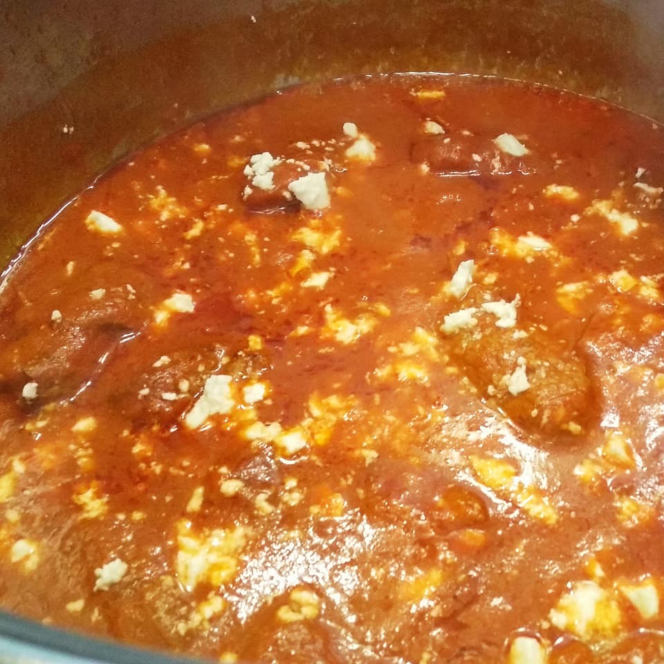 Συνταγή για φιλέτο μοσχάρι γεμιστό με υπέροχη κόκκινη σάλτσα