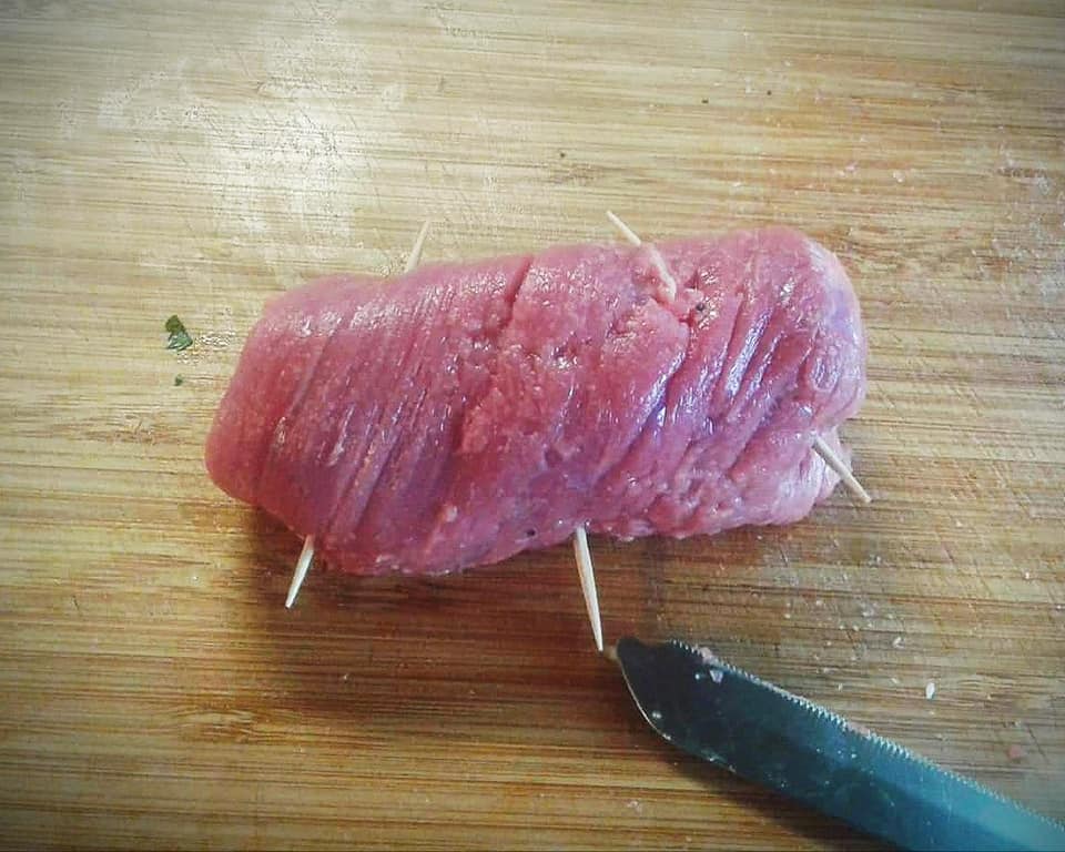 Συνταγή για φιλέτο μοσχάρι γεμιστό με υπέροχη κόκκινη σάλτσα