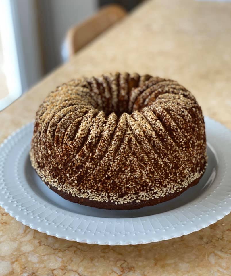 Συνταγή για κέικ με σουσάμι και μπαχαρικά.