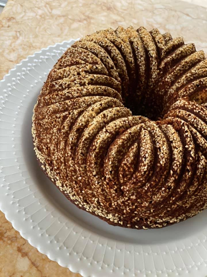 Συνταγή για κέικ με σουσάμι και μπαχαρικά.