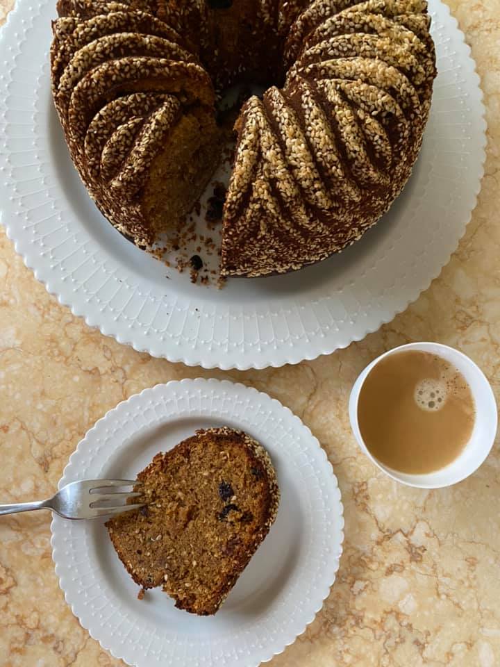 Συνταγή για κέικ με σουσάμι και μπαχαρικά.