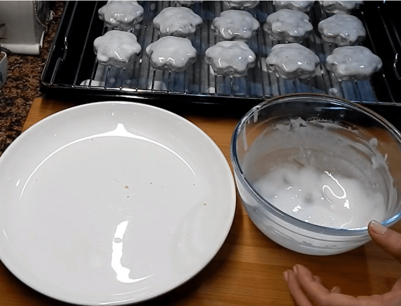 Χριστουγεννιάτικα μπισκότα σοκολάτας με γλάσο λεμονιού