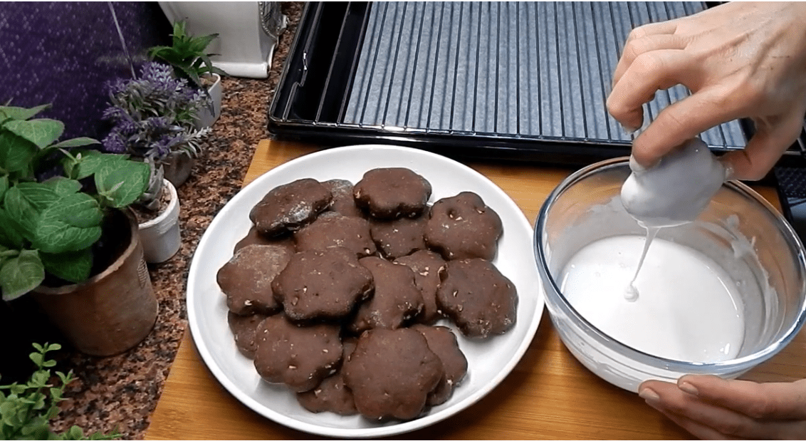 Χριστουγεννιάτικα μπισκότα σοκολάτας με γλάσο λεμονιού