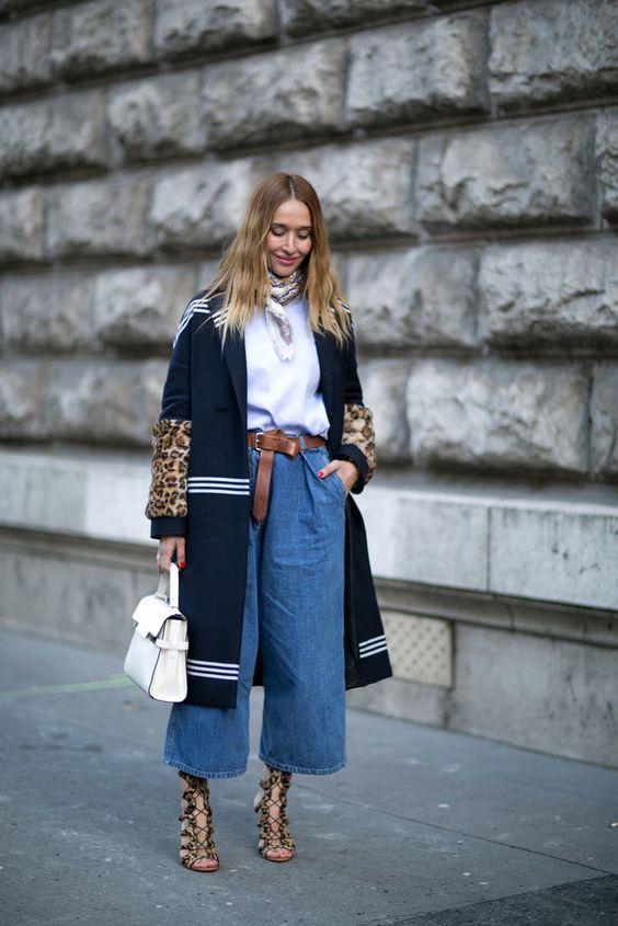Ζιπ Κιλοτ Denim culottes jean με μπλε πανωφόρι με animal print σχέδια, λευκή τσάντα και λευκή μπλούζα Ζιπ Κιλοτ Denim culottes jean με μπλε πανωφόρι με animal print σχέδια, λευκή τσάντα και λευκή μπλούζα