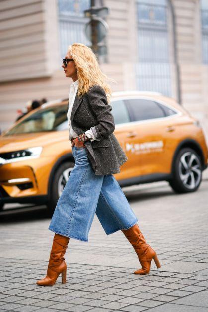 Ζιπ Κιλότ Denim culottes jean με λευκό πουκάμισο, γκρι πανωφόρι και κίτρινες, δερμάτινες μπότες Ζιπ Κιλότ Denim culottes jean με λευκό πουκάμισο, γκρι πανωφόρι και κίτρινες, δερμάτινες μπότες