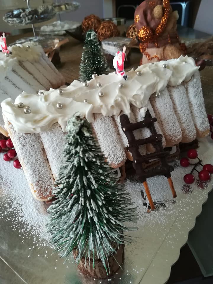  Το πιο εύκολο χριστουγεννιάτικο σπιτάκι με σαντιγί και σαβουαγιάρ