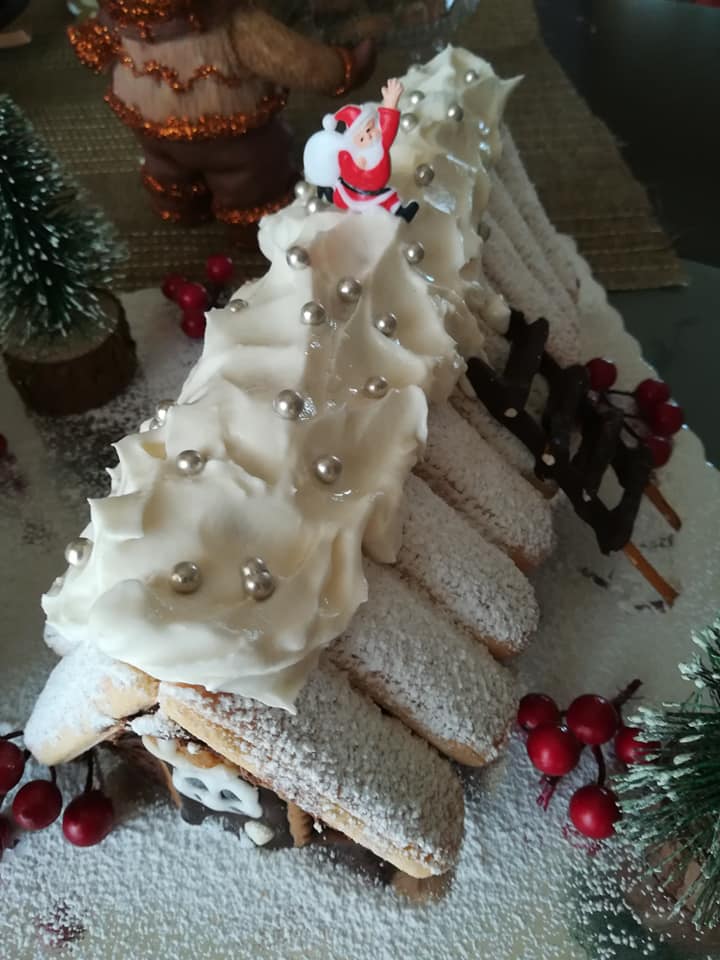 Το πιο εύκολο χριστουγεννιάτικο σπιτάκι με σαντιγί και σαβουαγιάρ Το πιο εύκολο χριστουγεννιάτικο σπιτάκι με σαντιγί και σαβουαγιάρ