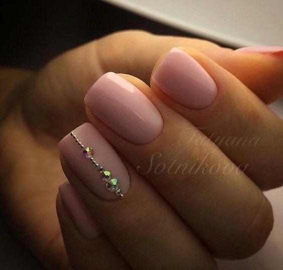 ροζ νύχια με γκλίτερ 