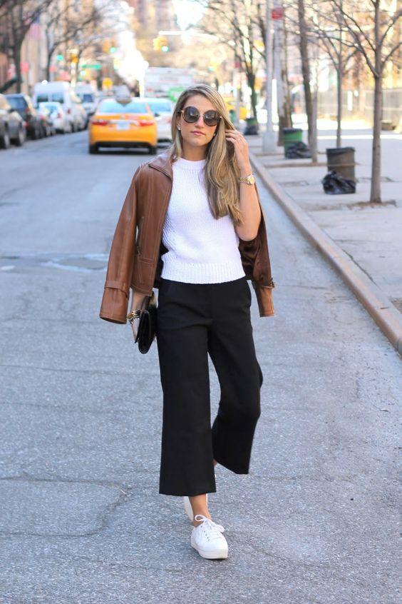 μαύρο wide leg παντελόνι με λευκή μπλούζα και καφέ δερμάτινο jacket μαύρο wide leg παντελόνι με λευκή μπλούζα και καφέ δερμάτινο jacket