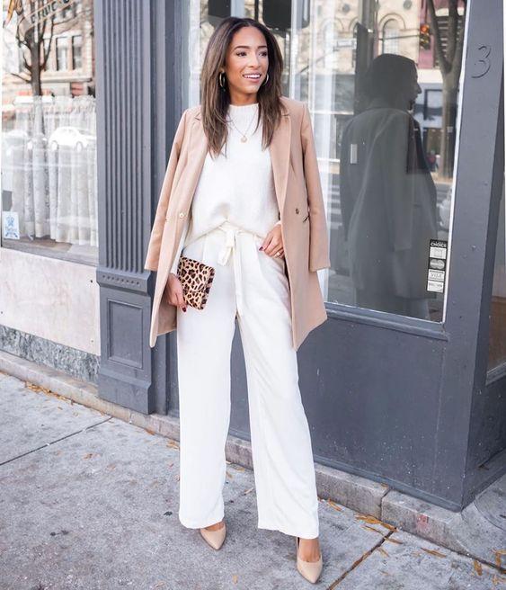 Λευκό wide leg παντελόνι με λευκή μπλούζα και jacket σε ζαχαρί αποχρώσεις Λευκό wide leg παντελόνι με λευκή μπλούζα και jacket σε ζαχαρί αποχρώσεις