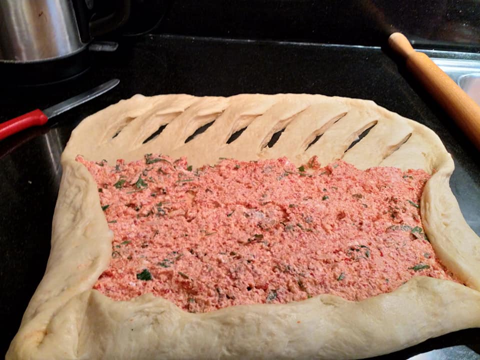  τυρόψωμο με κόκκινη πιπεριά, ανθότυρο, τσένταρ και τυρί Φιλαδέλφεια συνταγή